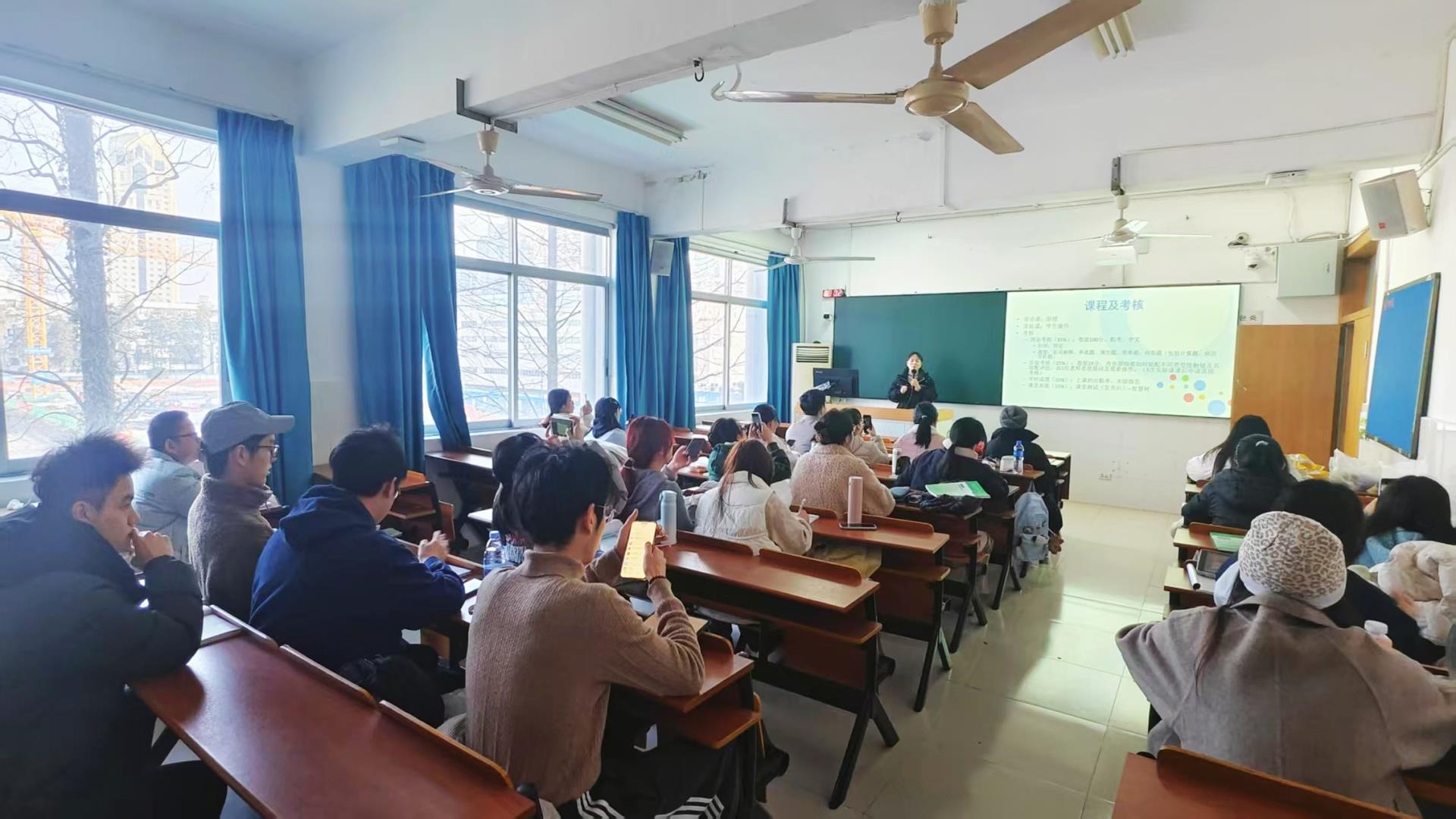 學(xué)生上課2.jpg