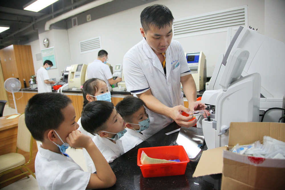 A類 2等獎(jiǎng) 張浩:我是小醫(yī)生組圖3.jpg A類 2等獎(jiǎng) 張浩:我是小醫(yī)生組圖3.jpg